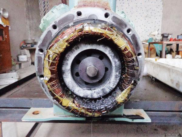 一臺噪音大待修理的電機 一臺噪音大待修理的電機